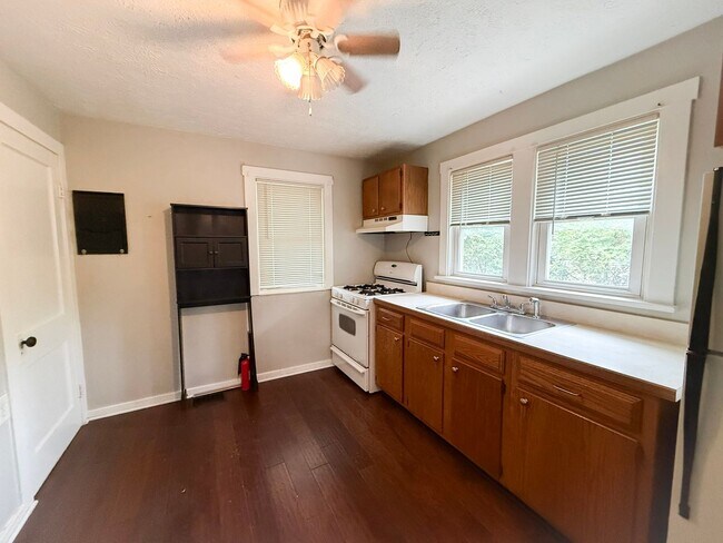 Building Photo - 2 Bed 1 Bath Single Family Home