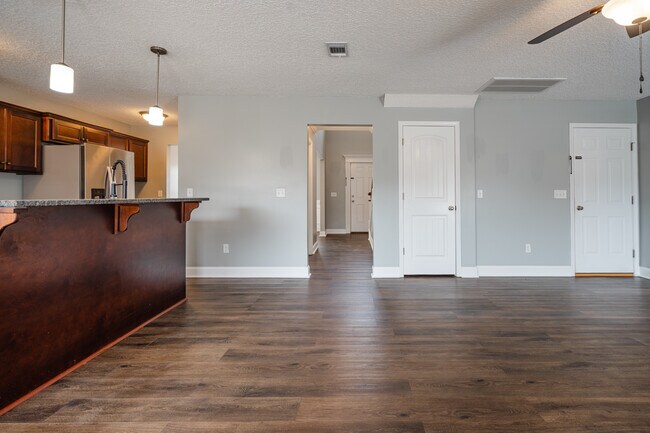 Building Photo - 717 Highgrove Ct
