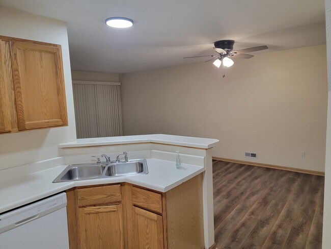 Building Photo - 1319 SE Delaware Ave