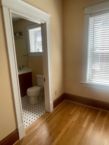 Middle bedroom view toward ensuite - 6042 Pershing Ave
