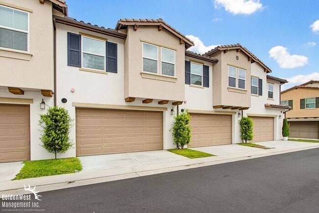 Building Photo - Bright & Modern 3Bdm 2Ba Townhome in Vista!