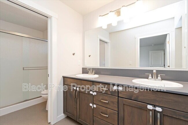 Building Photo - 3098 N Lochness Ave