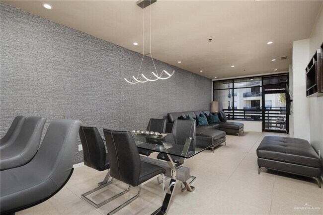 Building Photo - 26 Travis St