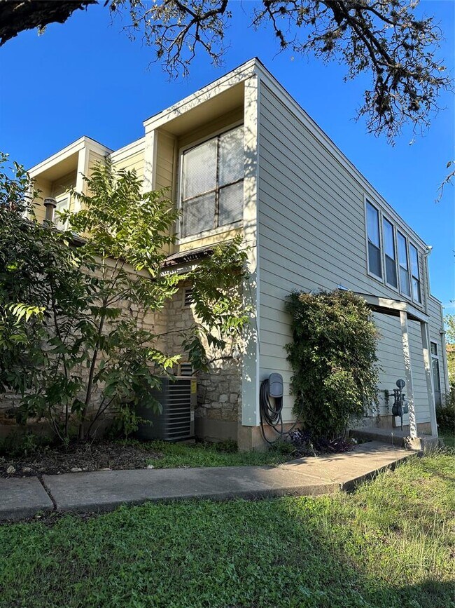 Building Photo - 6728 Lancret Hill Dr