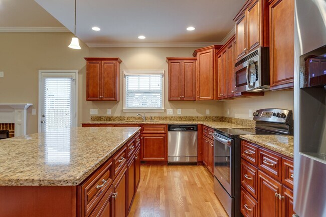 Building Photo - 4-Bed/3-Bath with Bonus Rm. in Spring Hill!