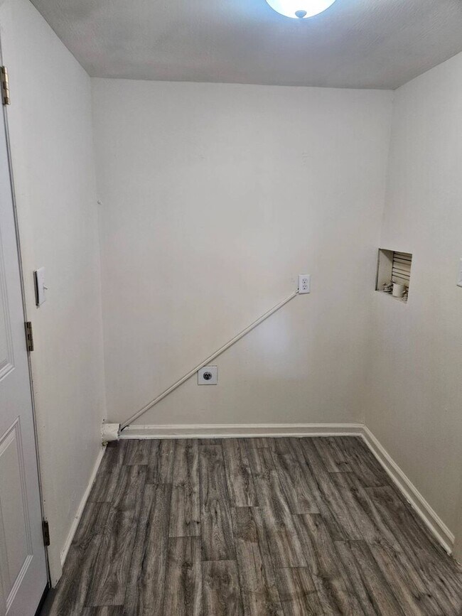 Building Photo - WOW! Look at this property ! You cant beat this price!