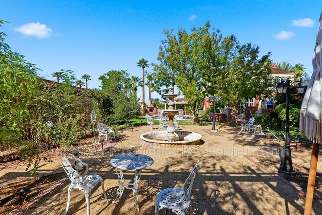 Building Photo - 525 W Lynwood St