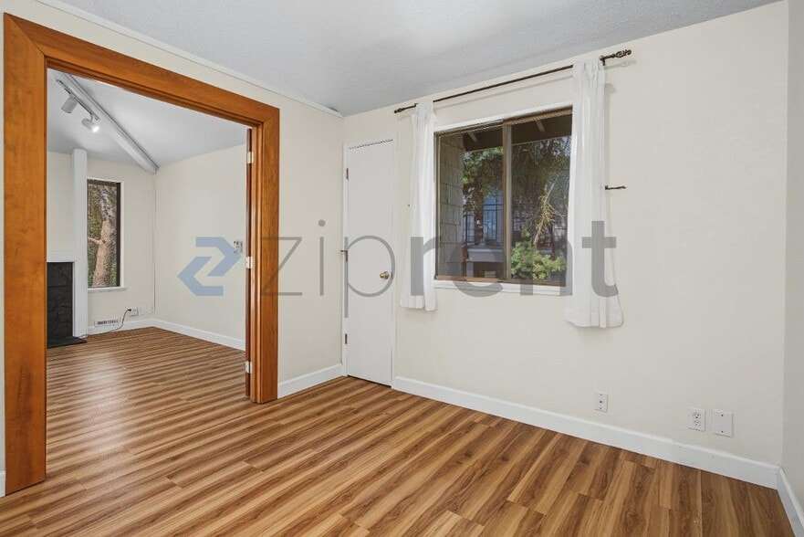 Building Photo - Unit