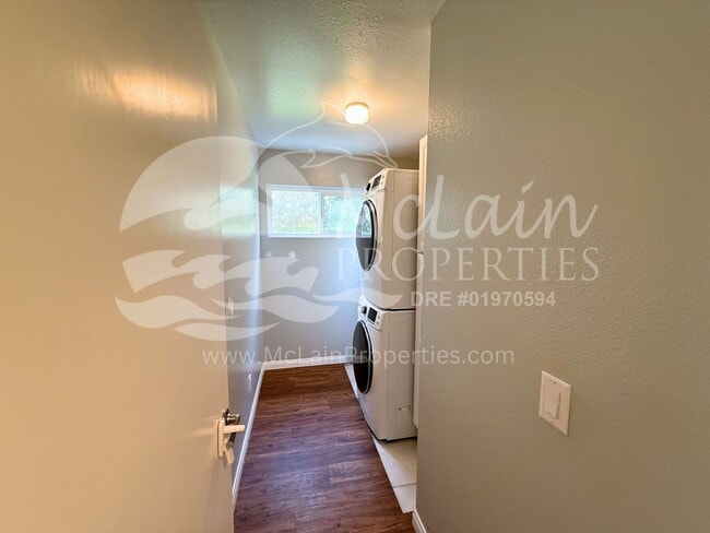 Building Photo - 4 bd with SOLAR  and AC with huge yard!