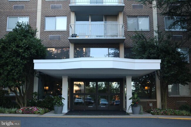 Building Photo - 2059 Huntington Ave