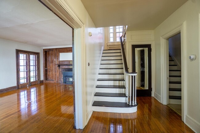 Building Photo - Available 6/1/26 - Spacious Home with Garage