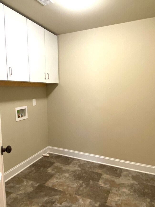 Building Photo - Luxury Home