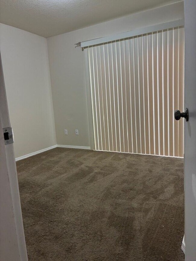 Building Photo - Division 16 Plex