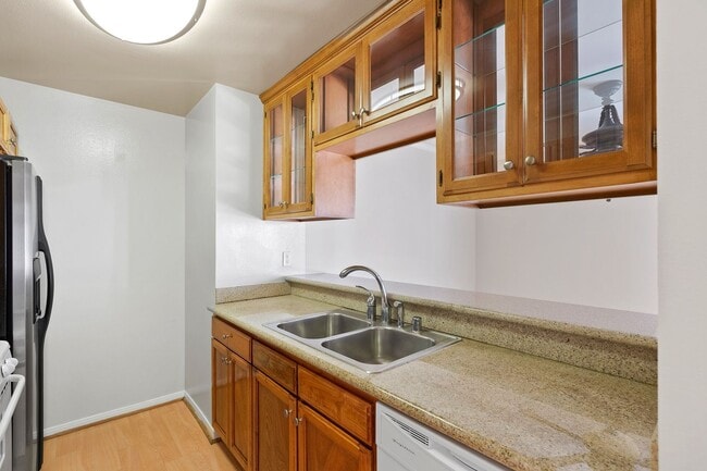 Building Photo - Excellent 1 Br 1Ba with Den in a Well Kept...