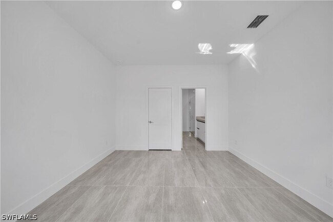 Building Photo - 1142 Dutchess St E