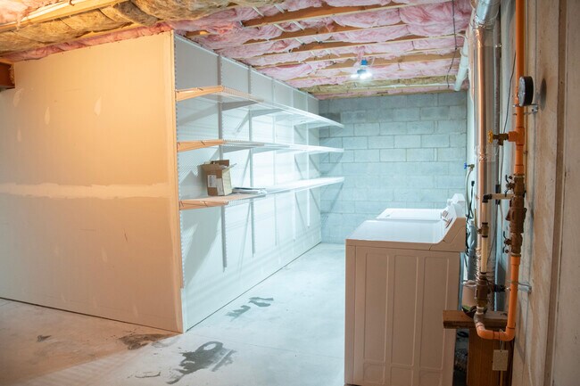 Building Photo - 320 Meadow View Dr
