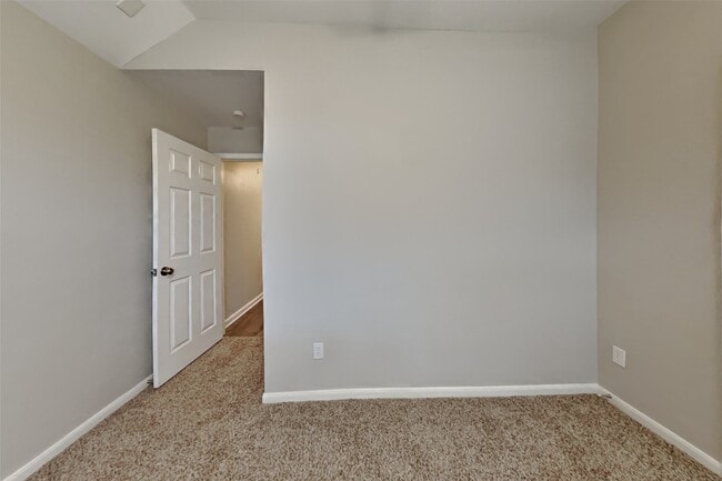 Building Photo - 8831 Aberdeen Oaks Dr