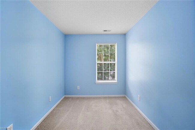 Building Photo - 716 Aylesbury Dr