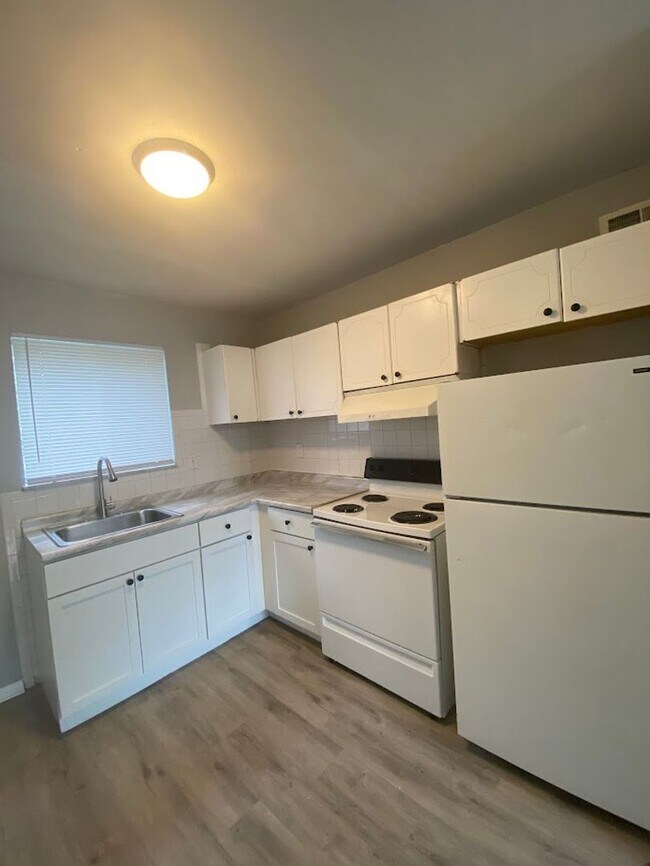 Building Photo - Freshly updated 2-bedroom apartment in Flo...