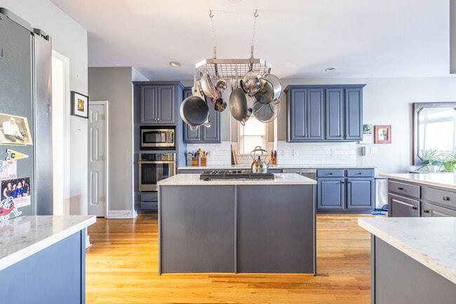 Building Photo - 2454 Vivian Cir