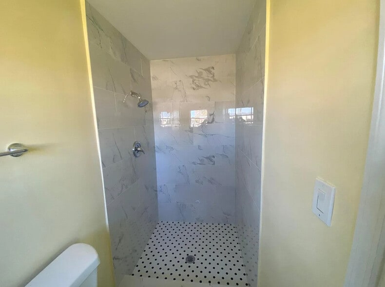 Master shower - 3633 SE 20th Ter