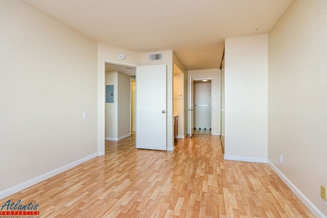 Building Photo - Lovely Condo | Central A/C | Garage