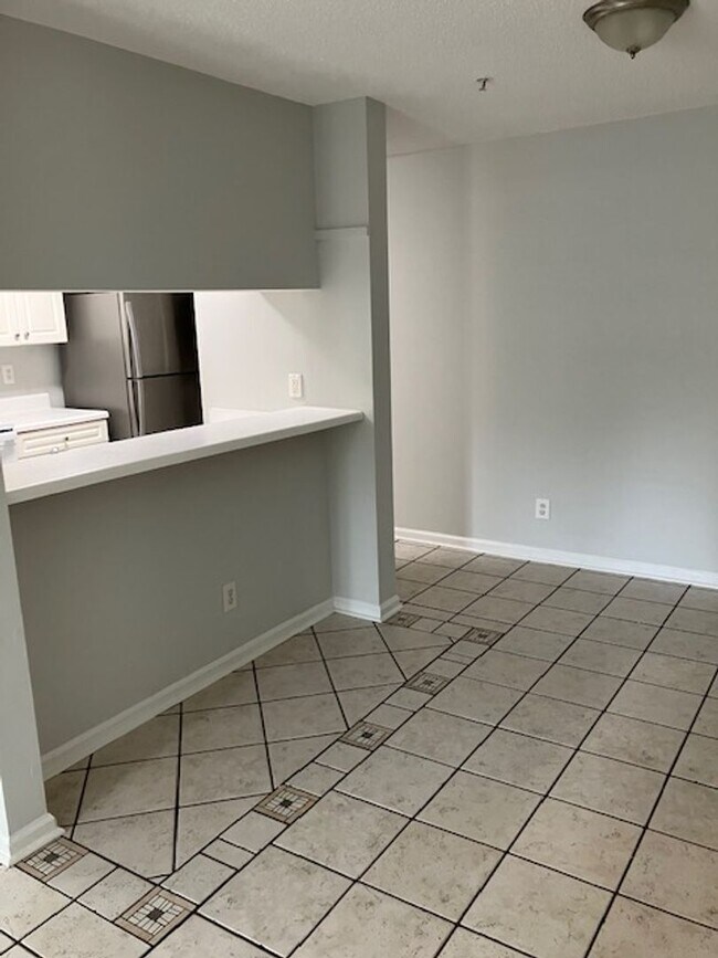 Building Photo - 909-H