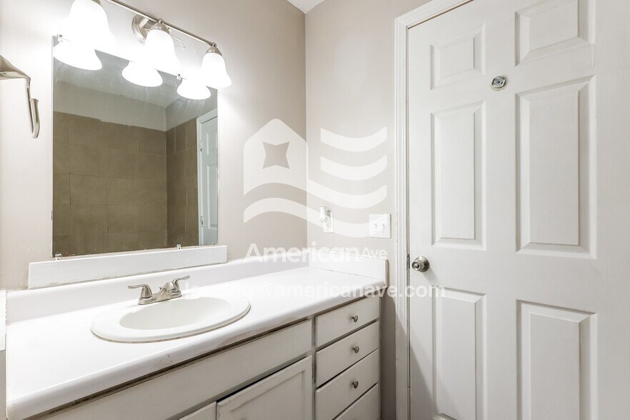 Building Photo - 175 E Bell St