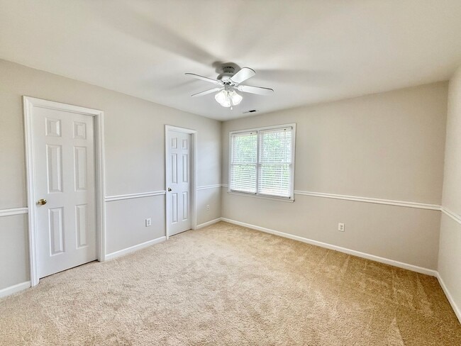 Building Photo - Charming 2BD, 2.5BA Apex Townhome in a Pri...