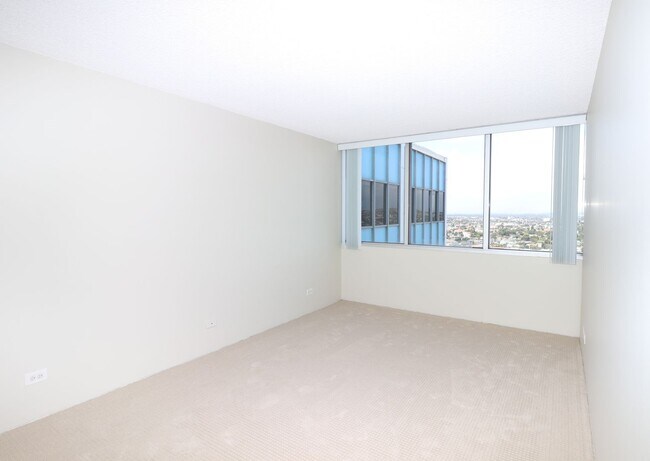 Building Photo - 2999 E Ocean Blvd