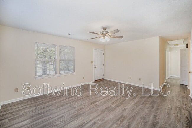 Building Photo - 290 South Cir NW