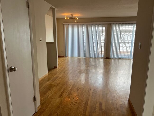 Building Photo - Spacious Townhome in Swallows Nest Country Club