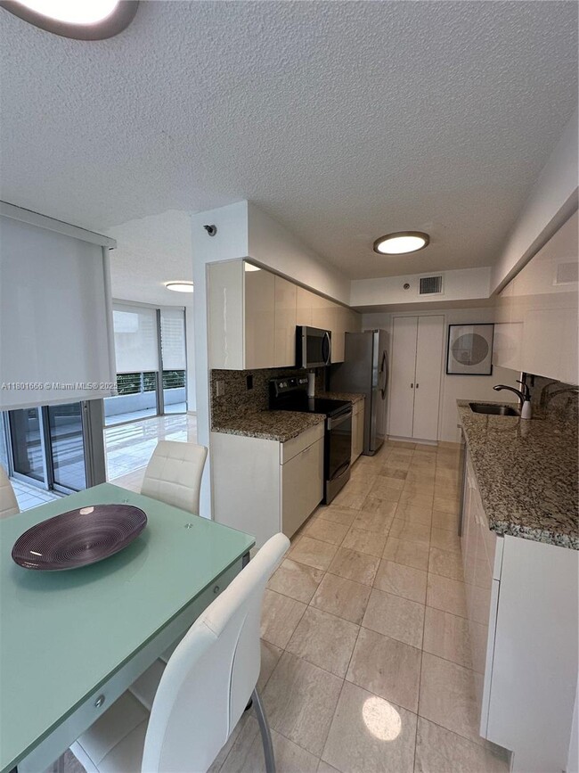 Building Photo - 3600 Mystic Pointe Dr