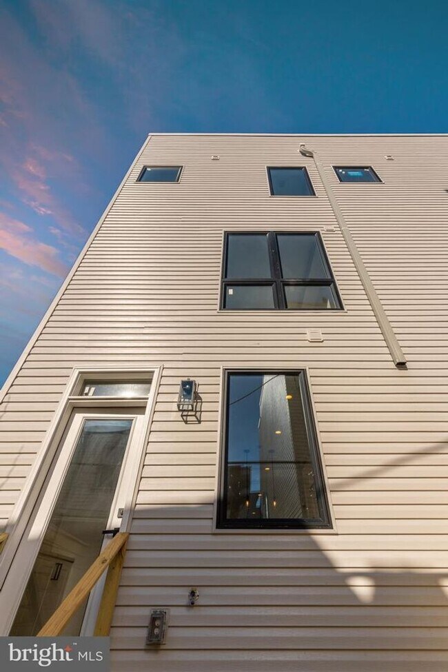 Building Photo - 1509 S Bambrey St