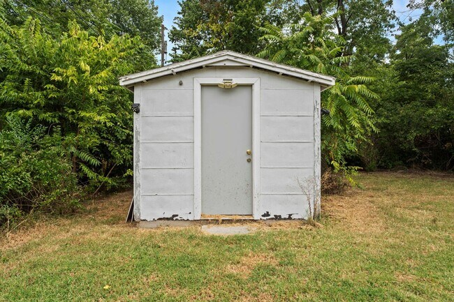 Building Photo - 1616 E Funston St