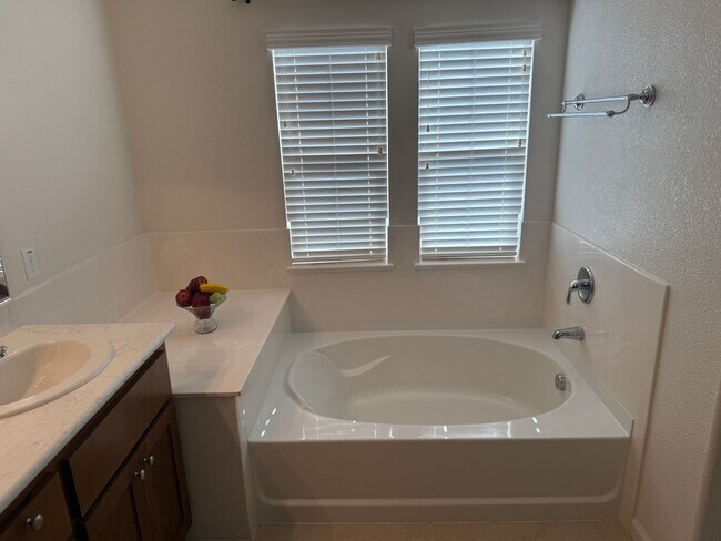 Building Photo - MODERN NEWER 3 BEDROOM 2 STORY FAIRFIELD *...