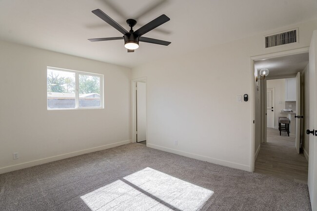 Building Photo - Great home in Tempe with a pool!