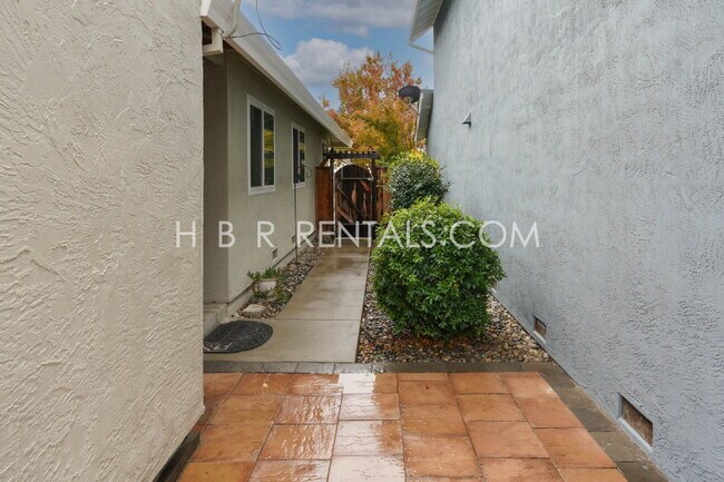 Building Photo - Single Story Charming 3-Bedroom Pleasanton...