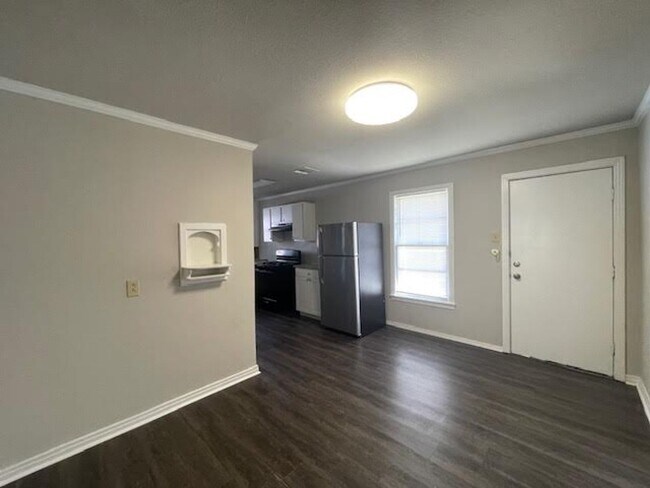 Building Photo - 1105 Fisher St