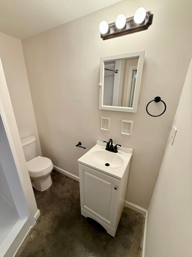 Building Photo - HUGE 4 Bedroom 2.5 Bath Donelson Ranch Cha...