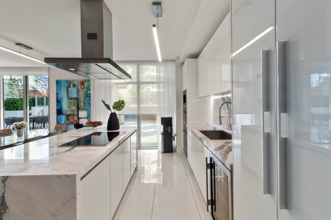 Building Photo - 300 Sunny Isles Blvd