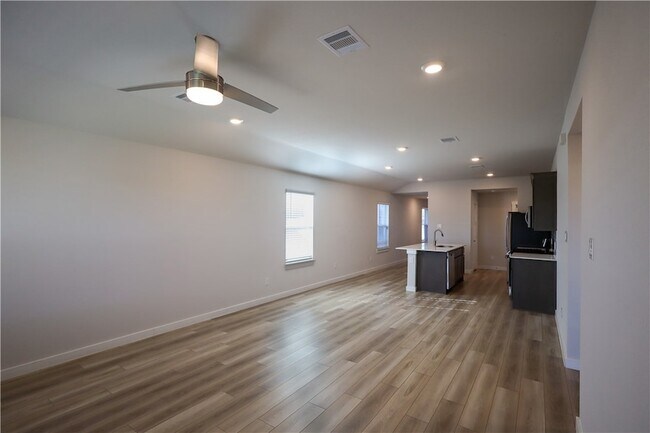 Building Photo - 910 Kickapoo Ln