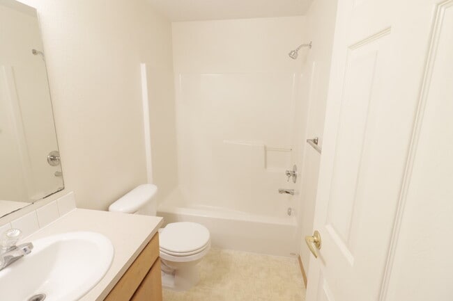 Building Photo - 3 Bedroom 2.5 Bathroom  Townhome