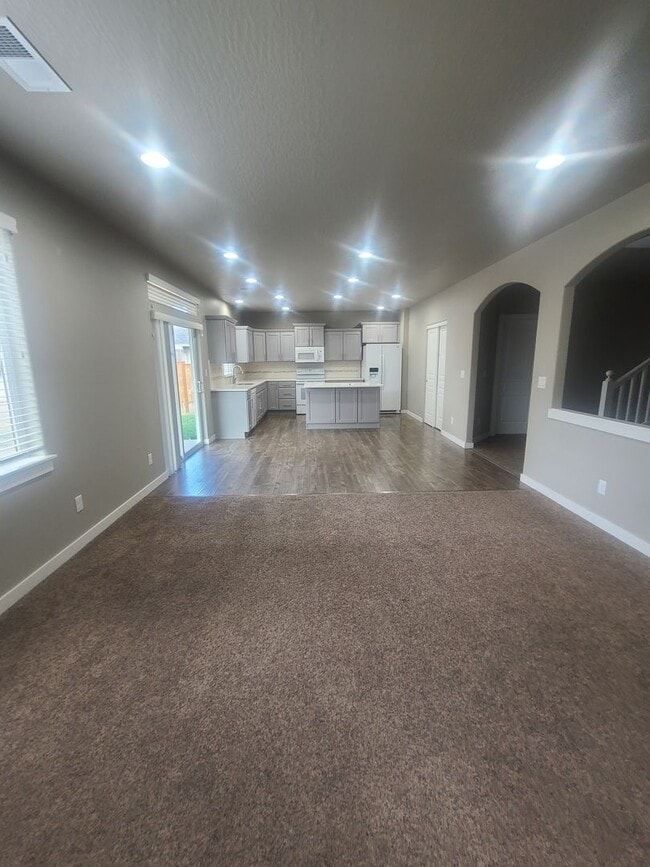 Building Photo - NW Albany home Clean and comfortable!