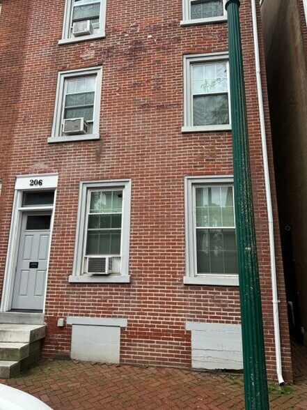 Front - 206 S Walnut St