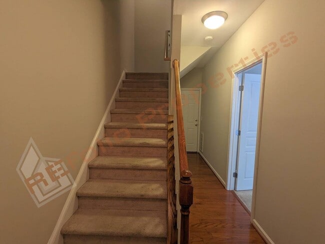 Building Photo - Great Location 3 Story 3 Bedroom, 3.5 Bath...