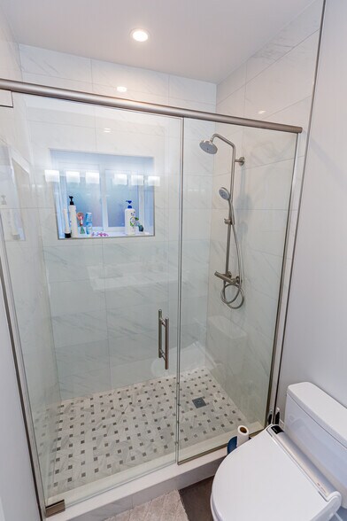 Master Bath (Different Unit) - 6527 N Newgard Ave