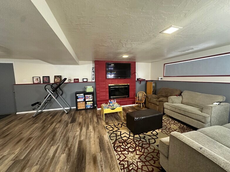 Building Photo - 219 Thayer Dr