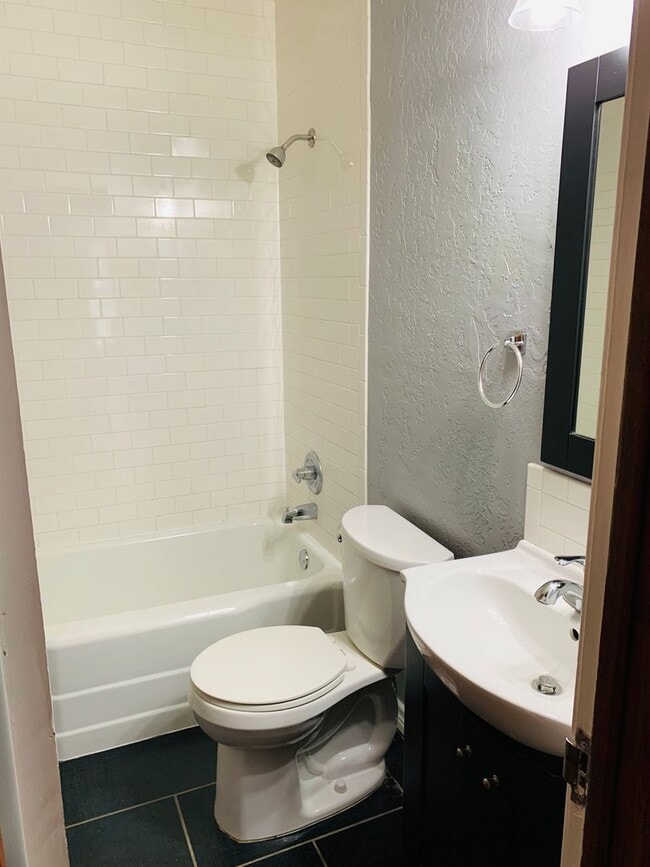 Building Photo - 1136 NW Oak Ave