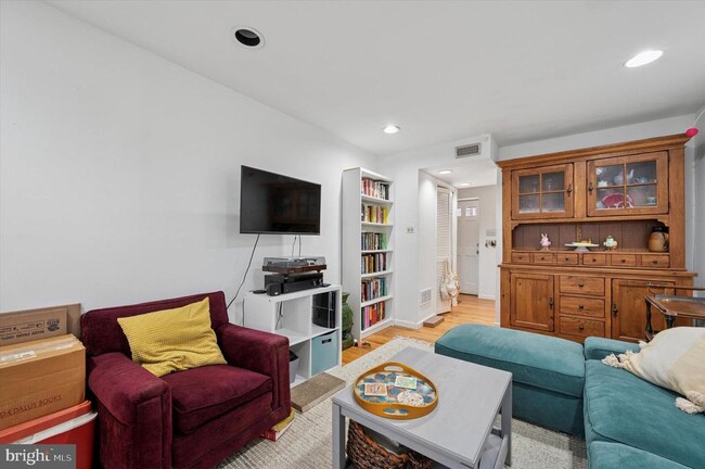 Building Photo - 826 Kater St